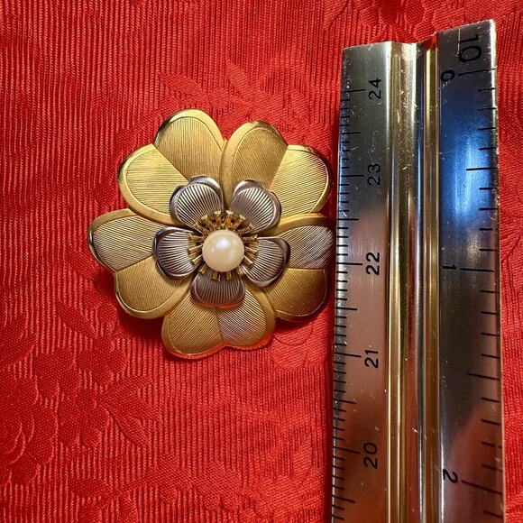 VTG Gold Tone Silver Tone Petals Pearl Flower Brooch Pin Retro 50’s Classic - Picture 10 of 11
